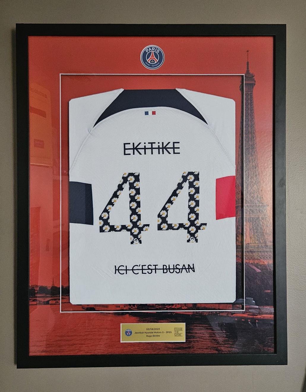 Ekitike PSG porte et signe